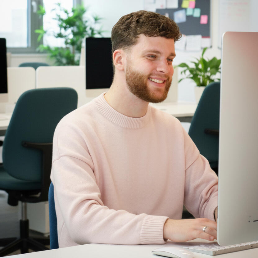 Robbert van den Berg richt een e-mailmarketingaccount in achter zijn computer